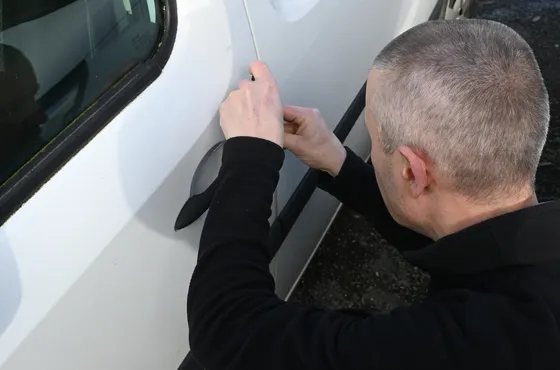 Déverrouillage d'une porte de voiture